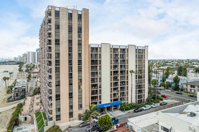 Building Photo - The Queen's Surf