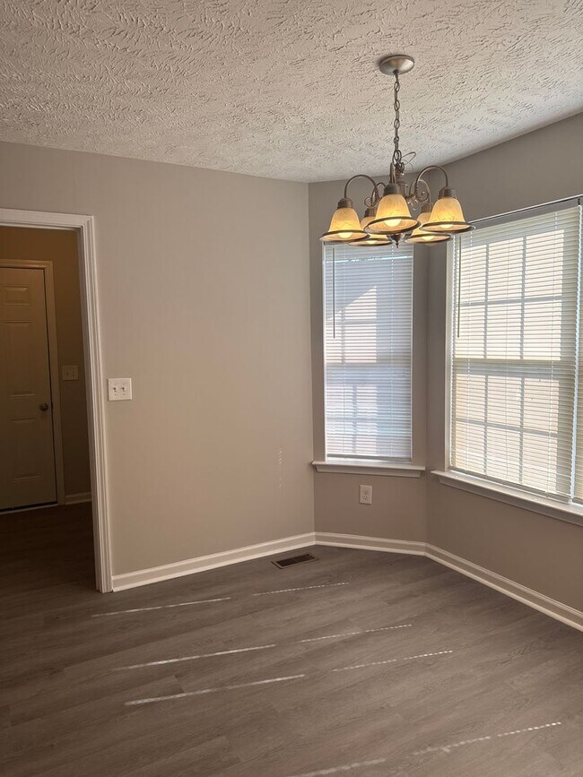 Building Photo - 3 bedroom 2 bath with unfinished Area-Storage