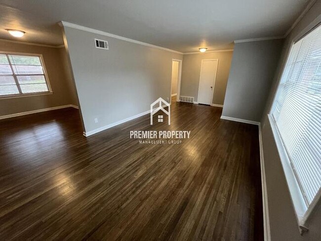 Building Photo - 4004 Graceland Dr
