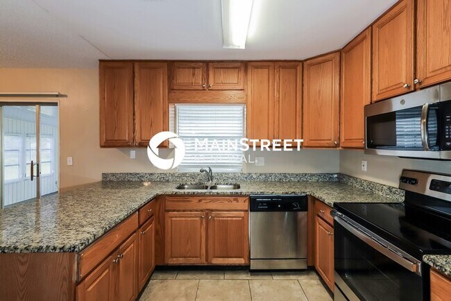 Building Photo - 3 Bedroom Pet-Friendly Home in Lakeland, FL with Main Street Renewal