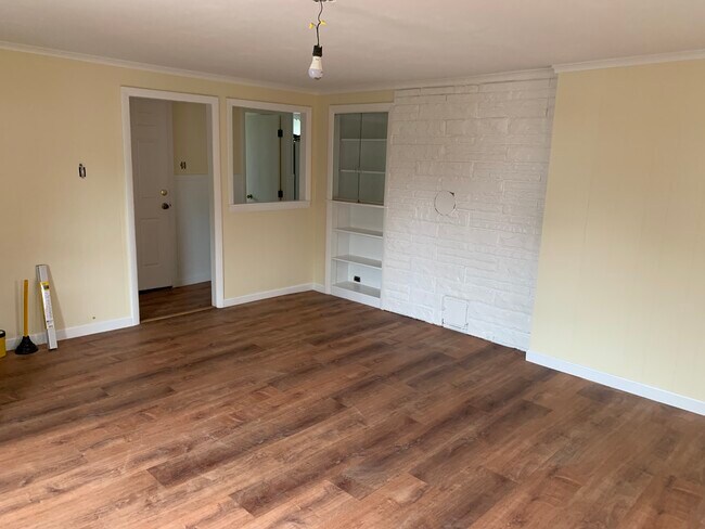 living room - 156 Oxford St N