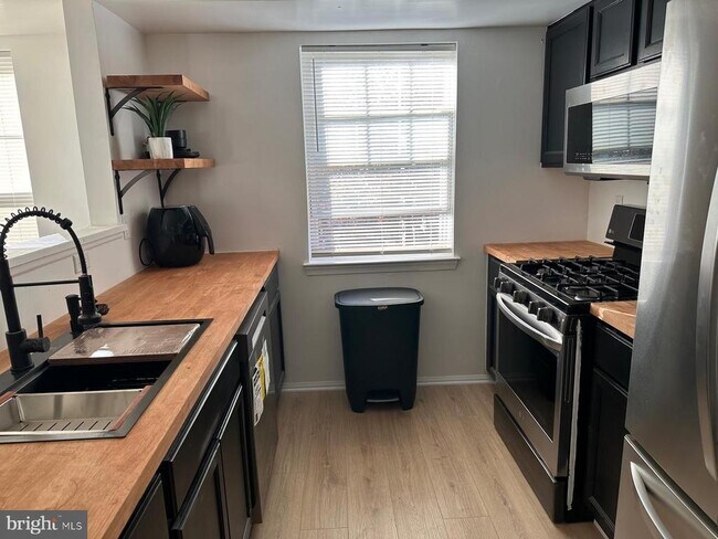 Foto del edificio - 13900 Farnsworth Ln