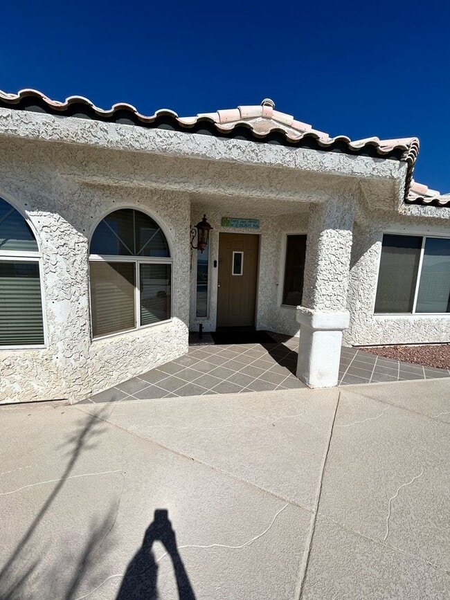 Building Photo - Winter Furnished Pool Home!