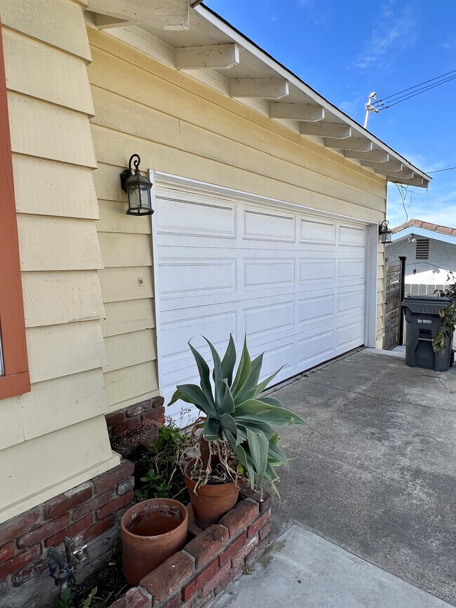 Building Photo - 8045 Cinnabar Dr