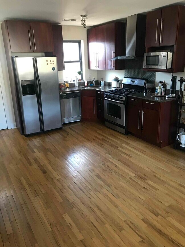 Foto del edificio - 5756 N Campbell Ave