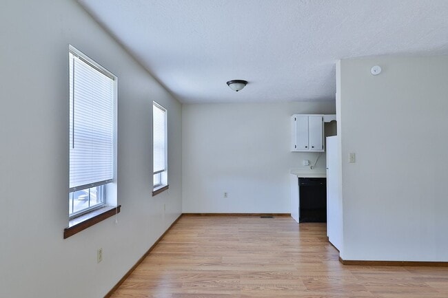 Building Photo - Charming Duplex in Heart of Dresden!