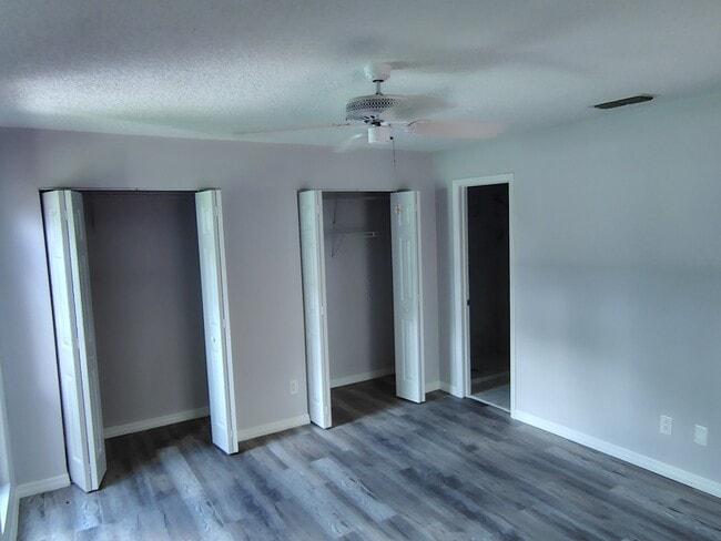 Building Photo - 5563 Foxlake Dr