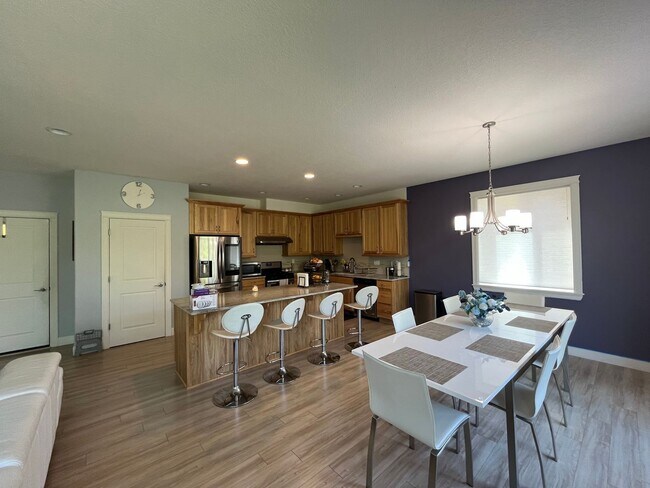 Foto del edificio - Beautiful 4 bedroom, 3 bathroom home in Be...