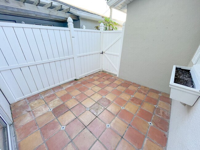 Building Photo - BEAUTIFUL 3 Bedroom/ 2.5 Bath Townhome in ...