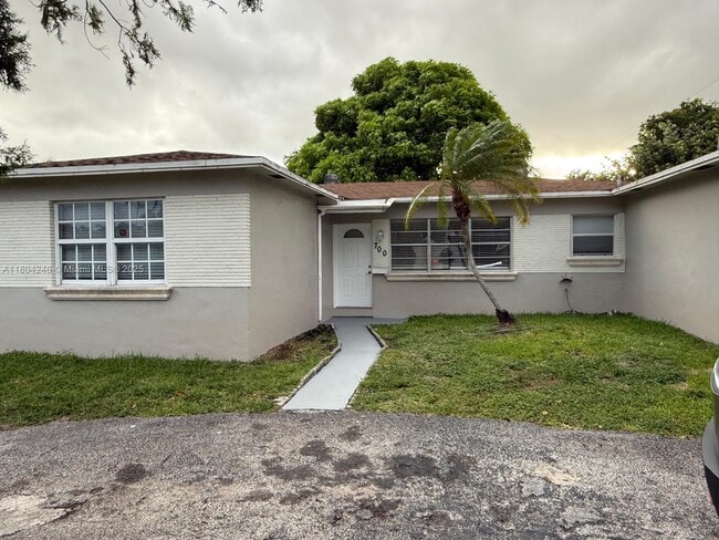 Building Photo - 700 SW 5th Ct