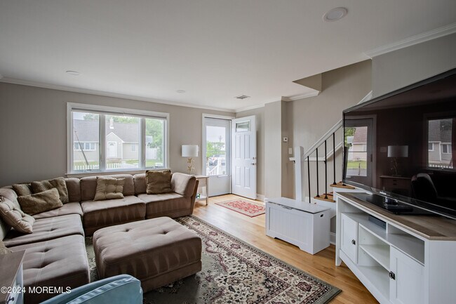 Building Photo - 32 Howland Ave