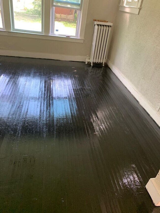 Foto del edificio - Large 4 bedroom Colonial- Section 8 Accepted- NO DEPOSIT SPECIAL