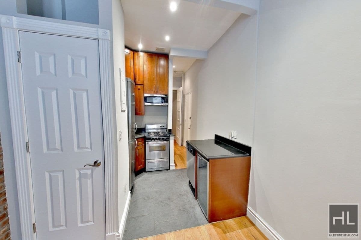 Building Photo - Perry Street