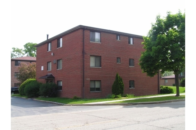 Building Photo - 613 W 65th St