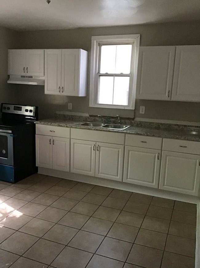 Foto del edificio - 3 br, 1 bath House - 1035 Jackson Avenue