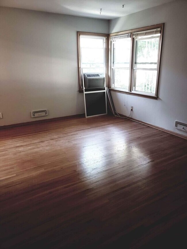 Esquina de la sala delantera - 4324 York Ave S