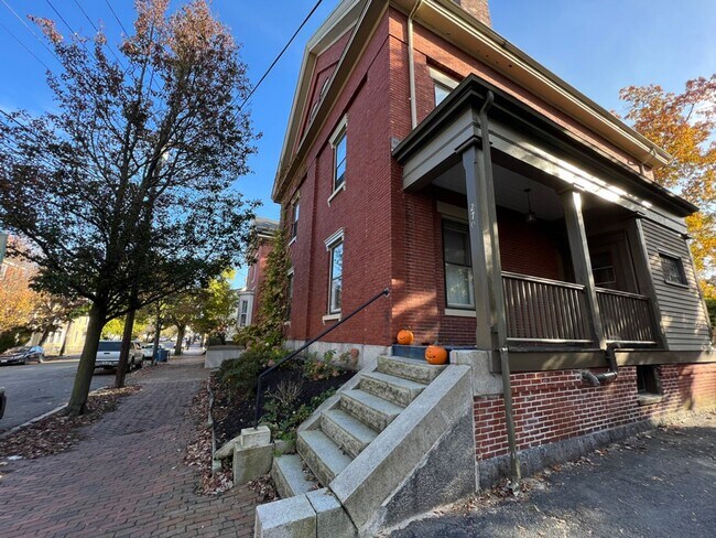 Foto del edificio - LOVELY 1BR/1BA WEST END - FULLY FURNISHED & Includes ALL Utilities, Parking + Laundry