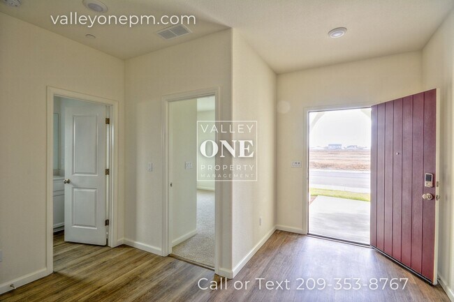 Foto del edificio - BRAND-NEW 4 BED/3 BATH HOME WITH SOLAR! Do...