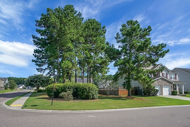 Foto del edificio - Charming Corner-Lot Home with Loft & First-Floor Primary Suite in Foxbank Plantation