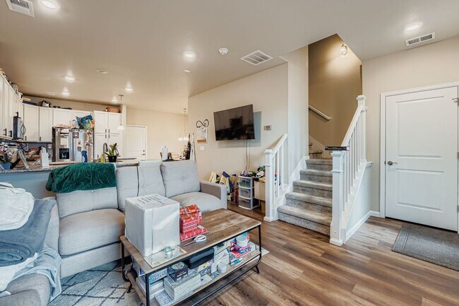 Foto del edificio - Beautiful two-story luxury townhome in highly sought after Belleview Place. 1/2 off 1st months rent!