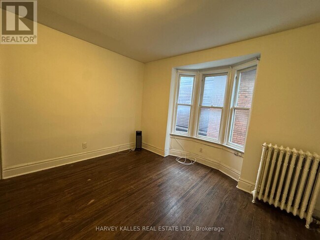 Building Photo - 678 Huron St