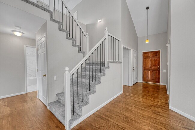 Building Photo - $2,595.00, 3 bedroom + loft, 3 bath, locat...