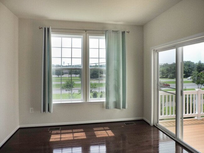 Building Photo - Pet Friendly 3 Level Inner Townhouse with ...
