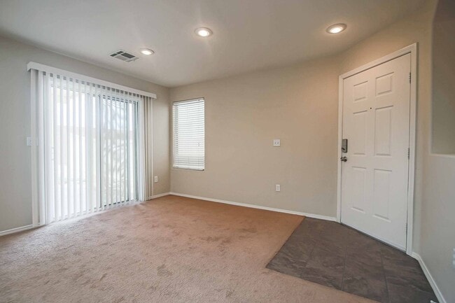 Building Photo - Stunning 3 Bedroom Home in the Southwest!