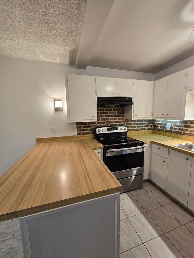 Foto del edificio - Beautiful Ground Floor Unit-  1BD/1.5BA