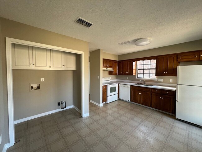 Foto del edificio - Home for Rent in Forest Hills