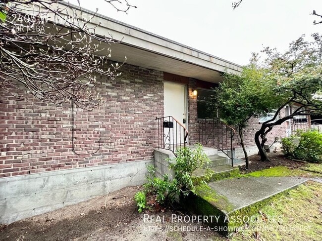 Building Photo - 2405 W Lynn St