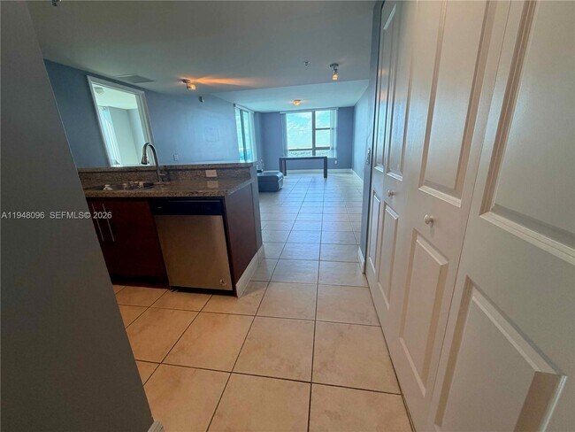 Building Photo - 2641 N Flamingo Rd