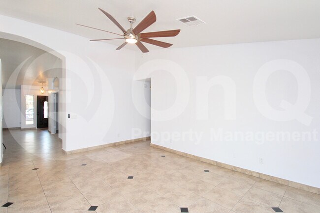 Building Photo - 661 W Horseshoe Ave