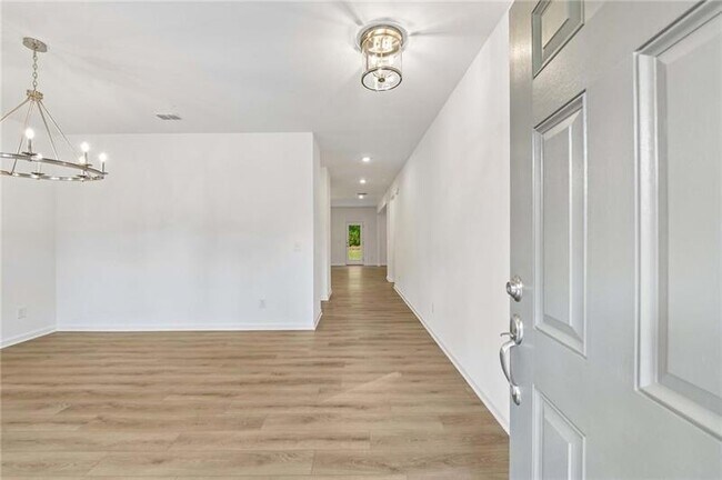 Building Photo - 204 Silverleaf Trl