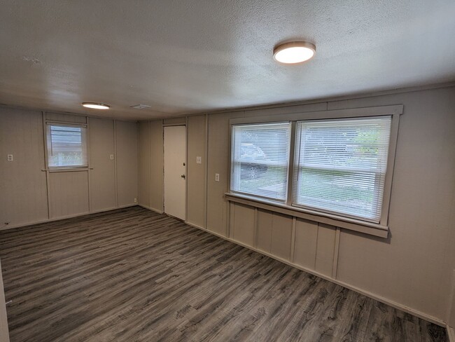 Building Photo - Newly Updated & Available NOW!!  2 Bedroom...
