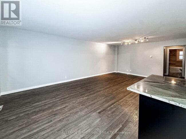 Building Photo - 726 Cummings Ave.