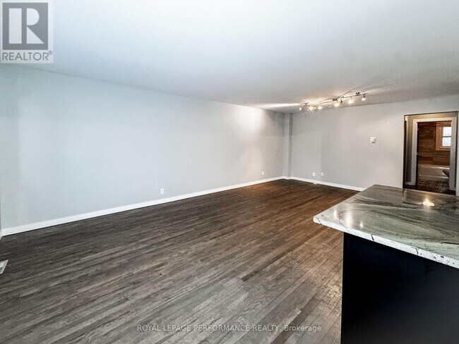 Photo du bâtiment - 726 Cummings Ave.