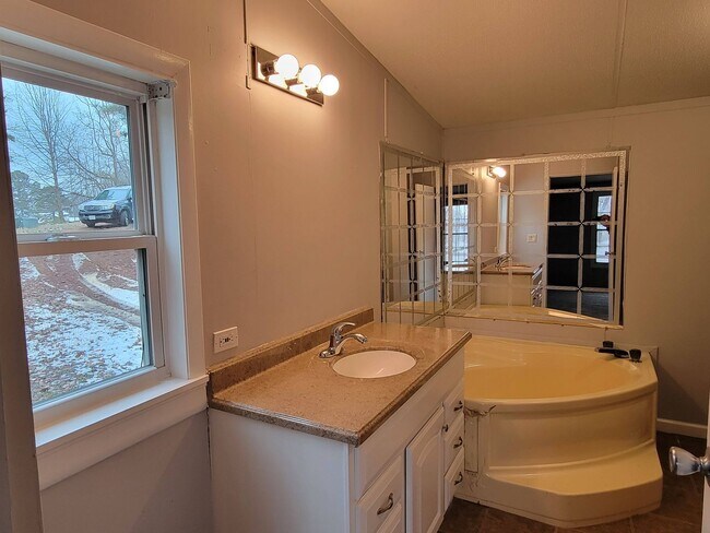 Foto del edificio - Charming and Peaceful Private Home with Granite Countertops & Wooded Views