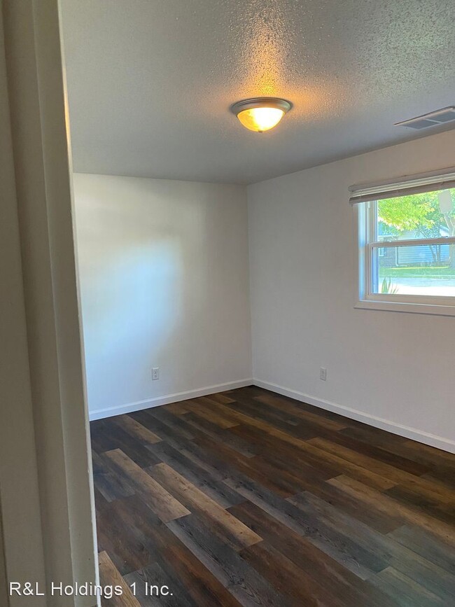 Building Photo - 4 br, 2.5 bath House - 883 Roanoke Dr