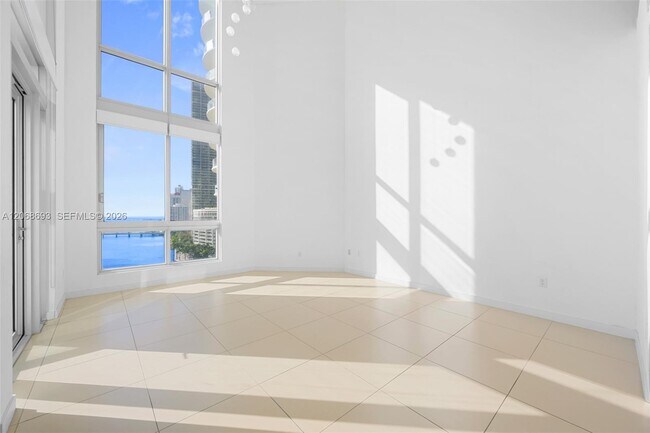 Foto del edificio - 300 S Biscayne Blvd