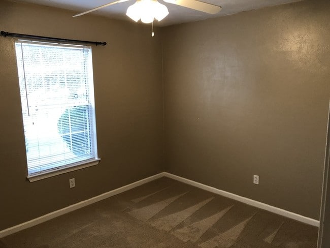 Building Photo - 305 Greenfield Crescent