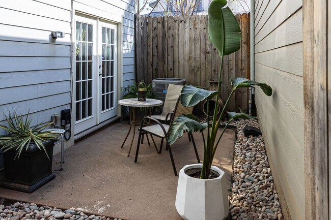 Foto del edificio - 1515 1/2 S Carson Ave