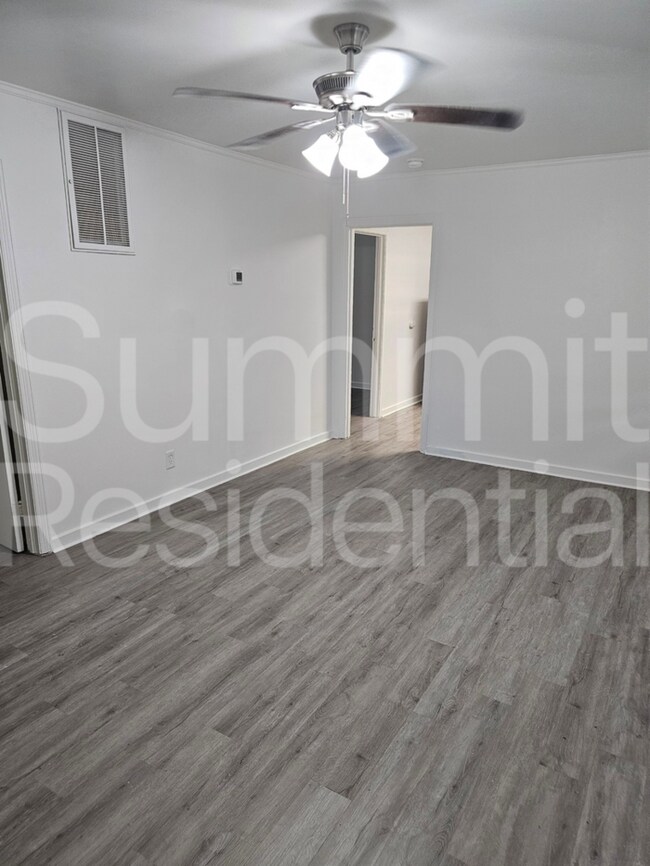 Building Photo - 605 Betty St