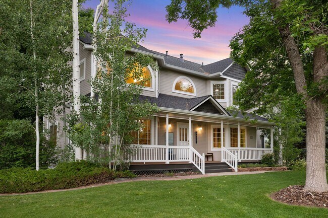 Building Photo - Majestic 5 Bedroom 4 Bath - Brittany Place...