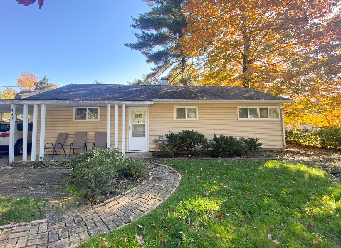 Primary Photo - 3 Bedroom 1 Bath Close to Campus