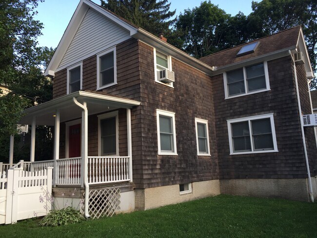 Building Photo - 16 Pine Dr