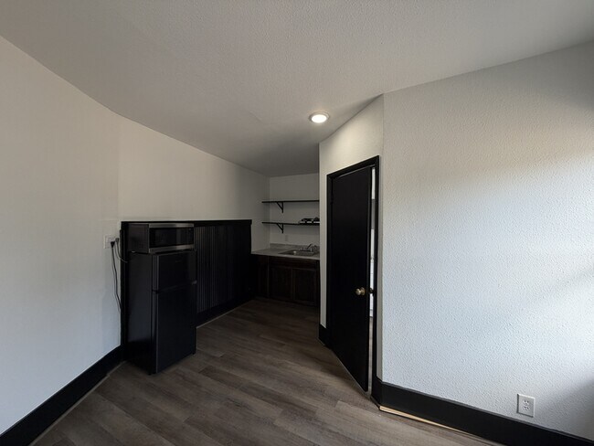 Foto del edificio - 401 E Twin Springs St
