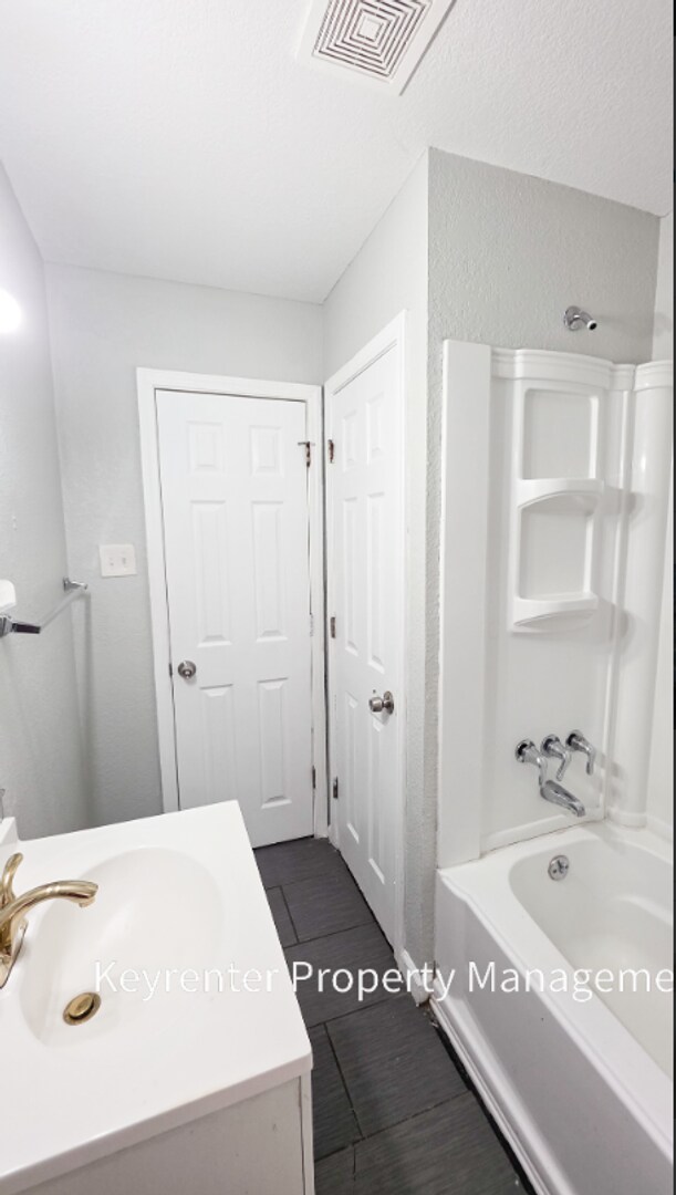 Foto del edificio - 1817 E 83rd Terrace