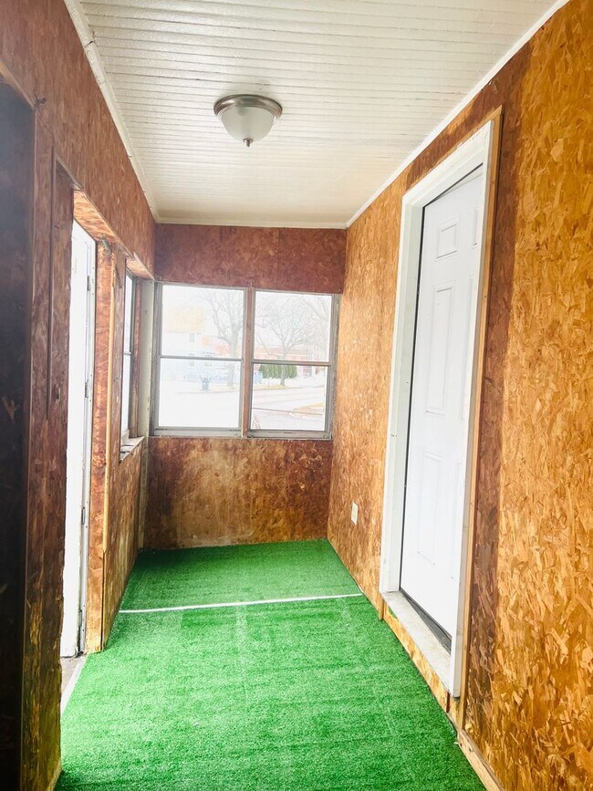 Building Photo - HUGE HOME 4 BEDROOMS WITH 1.5 BATH !!! WIL...