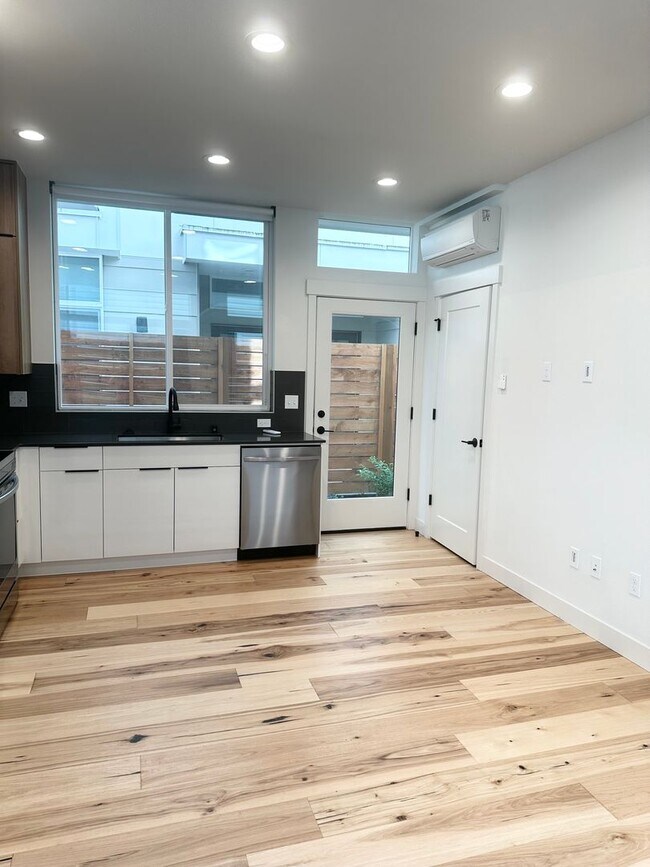 Foto del edificio - Just listed! Modern 2-bed, 2-bath Townhome...